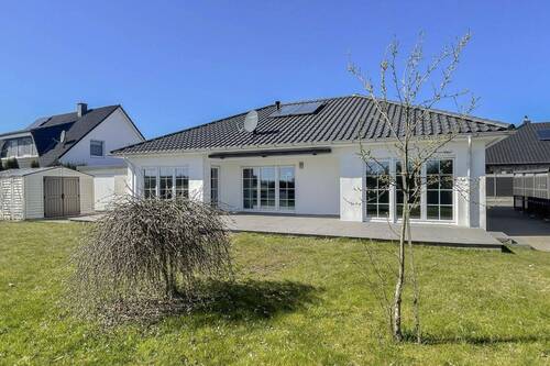 Rückansicht - Barrierefreies Wohnen am Feldrand: Heller Familien-Bungalow mit Weitblick und top Ausstattung