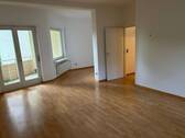 Lichtdurchflutetes Wohnzimmer - Traumhaftes Wohnen nahe Schlachtensee: Helle 2- bis 2,5-Zimmer-Wohnung mit 2 Balkonen & Stellplatz
