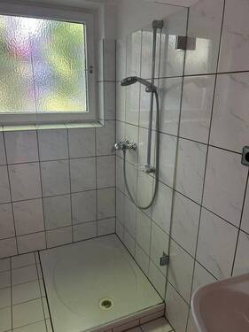 Bad: Dusche mit Echtglas - 