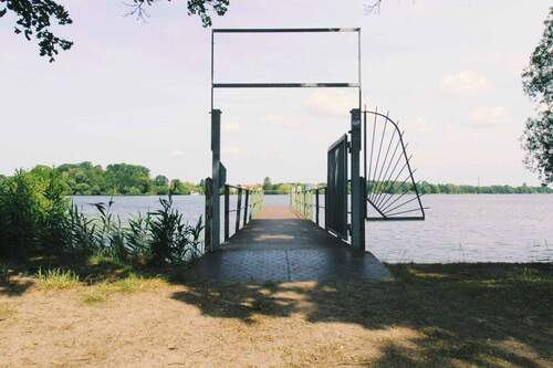 Öffentlicher Steg vom Ufer - Grundstück in Berlin zum Kaufen