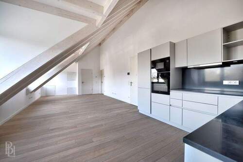 Zimmer - 3-Zimmer-Dachgeschosswohnung am Olympiapark - Einbauküche, Fußbodenheizung und hohe Decken