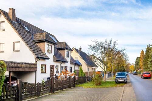 Haus mit Straße - Doppelhaushälfte mit 96,10 m&sup2; in Berlin / Mahlsdorf-Süd zum Kaufen