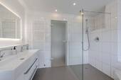 Bodengleiche Dusche und Badewanne - 