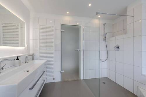 Bodengleiche Dusche und Badewanne - 