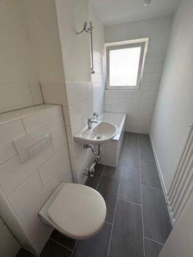 neues, modernes Badezimmer - 2 Zimmer Etagenwohnung zur Miete in Delmenhorst