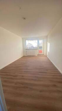 Wohnzimmer/Balkon - 3 Zimmer Etagenwohnung in Samtens