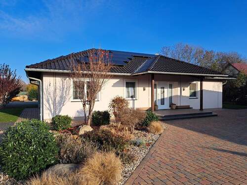 Frontansicht Bungalow - Wie edel soll es sein? JA! - 619.000,00&nbsp;EUR Kaufpreis, ca.&nbsp; 130,00&nbsp;m&sup2;&nbsp;Wohnfl&auml;che