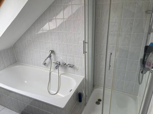 Badewanne und Dusche - 