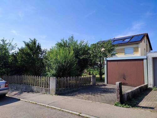 Hof und Garage - 