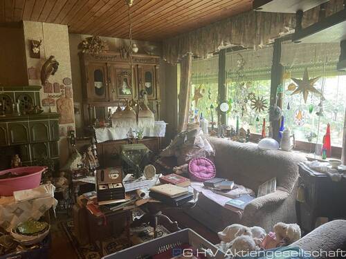 Wohnzimmer - 2 WohnungsERBBAURECHTE (stark sanierungsbedürftig)