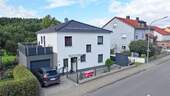 Titelbild - Familienfreundliches Einfamilienhaus mit Wintergarten im Herzen von Deining