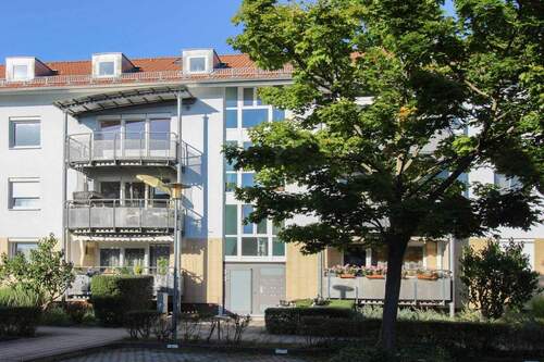 Außenansicht - Sonnige 3-Zimmerwohnung mit Balkon + Dachzimmer und Stellplatz - Top Lage nahe Südstadtpark Fürth