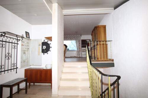 Treppenhaus in Marmor - 4 Zimmer Doppelhaushälfte in Warstein