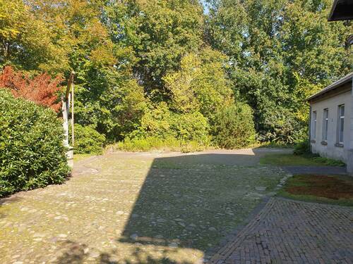 Parkfläche vorm Haus - 