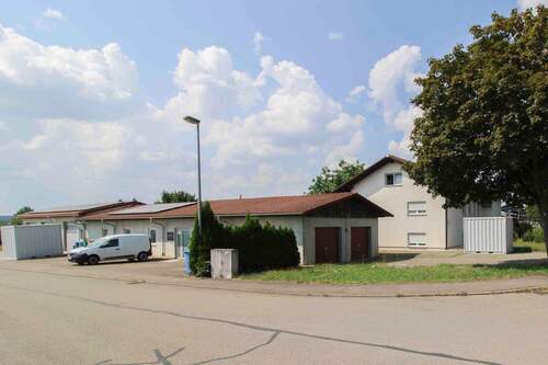 Haus + Gewerbe - 1-2 Familienhaus + 2 separate Gewerbehallen + Hühnerstall mit großem Auslauf