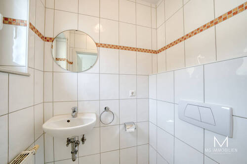 Gäste WC - 1 Zimmer Mehrfamilienhaus, Wohnhaus in Mittelbrunn