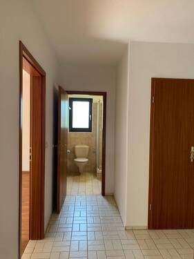 Flur mit Blick ins Bad - 
