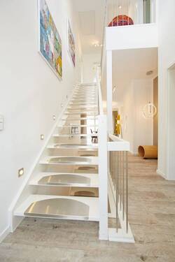 Moderne Treppenarchitektur - 3 Zimmer Mehrfamilienhaus, Wohnhaus in Oelsnitz/Erzgebirge