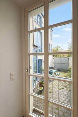 Großzügige Fensterflächen schaffen Licht, Ruhe und - 