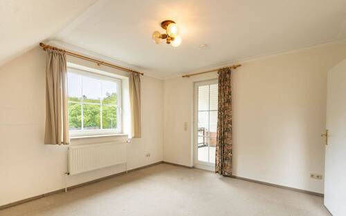 Schlafzimmer 1 im Obergeschoss mit Loggia - 