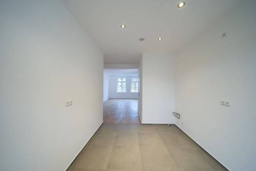 Blick ins Wohnzimmer - 4 Zimmer Etagenwohnung zur Miete in Chemnitz