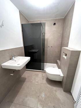 Badezimmer - 3 Zimmer Etagenwohnung zur Miete in Trier