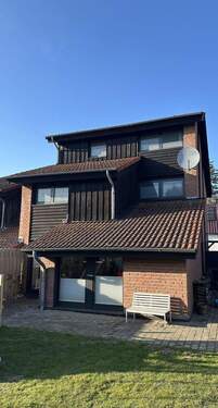 Ansicht aus dem Garten - Individuelle Doppelhaushälfte im skandinavischen Stil