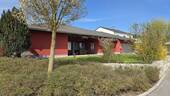 Ansicht Süd - Exklusiver, energieeffizienter Walmdach-Bungalow in ruhiger Ortsrandlage von Essenbach