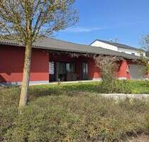 Exklusiver, energieeffizienter Walmdach-Bungalow in ruhiger Ortsrandlage von Essenbach