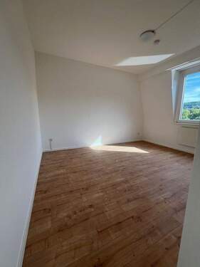 Bild 1 - ?Helle 4-Zimmer-Dachgeschosswohnung mit hohen Decken ?? gut angebunden & zentral in Sonnborn