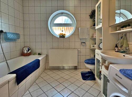 Bad mit Wanne und Dusche - Einrichtungsbeispiel - 