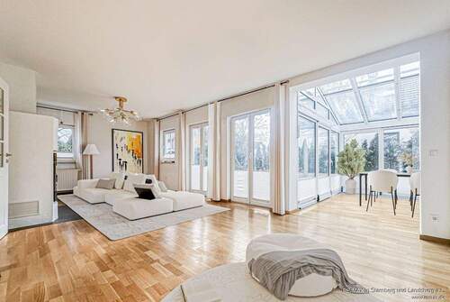 Wohnzimmer digital eingerichtet - Familienhaus am Stadtrand von München