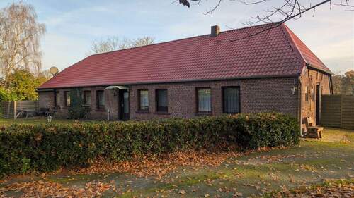 Wohnhaus in Zetel - Charmantes Bauernhaus mit viel Potenzial und großem Grundstück in Zetel