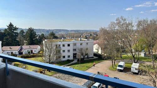 Ausblick - Modernisierte 3-Zi.-Wohnung mit Balkon & Stellplatz in Göppingen