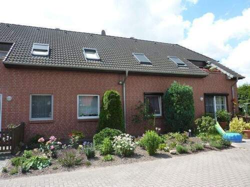Rückseite vom Haus - 3-Zi-EG-Whg, DuBadFenster, Fliesenboden, 4-Familienhaus, Garage inklusiv