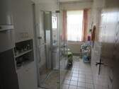Badezimmer mit Glasdusche und Fenster - 3 Zimmer 3- Zimmer zur Miete in Goldbeck
