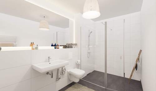 Eines der Badezimmer, mit bodengleicher Dusche - 