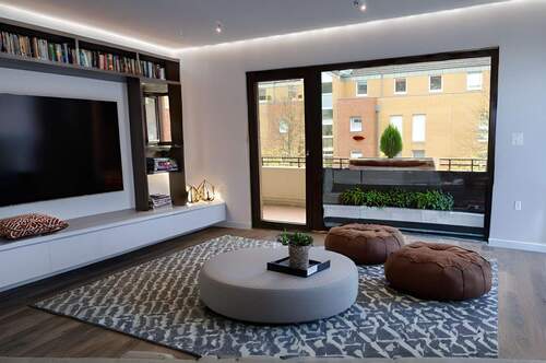 Wohnzimmer mit Balkonzugang - 2 Zimmer Etagenwohnung zum Kaufen in Troisdorf