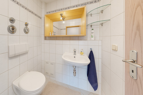 Gäste WC KI Bild - Etagenwohnung mit 103,00 m&sup2; in Neufahrn bei Freising zum Kaufen
