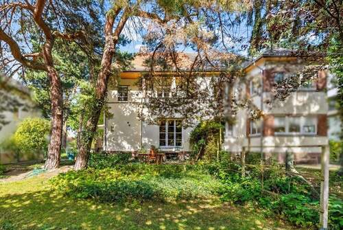 Außenansicht mit großzügigem Garten und grüner Umgebung - 