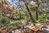 Idyllische Terrasse im Gartenbereich - 