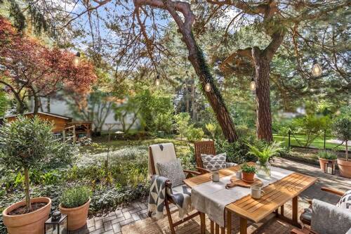 Idyllische Terrasse im Gartenbereich - 