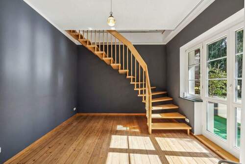 Zimmer mit Balkon und Zugang zum Dachgeschoss - 