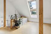 Großzügiges, lichtdurchflutetes Dachgeschoss - 