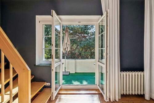 Balkon mit Aussicht in den Garten - 