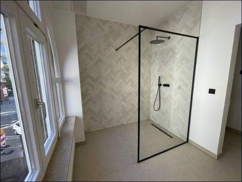 Großzügige, ebenerdige Dusche - 