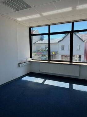 Bild 4 - Büro mit 143,60 m&sup2; in Schwalbach zur Miete
