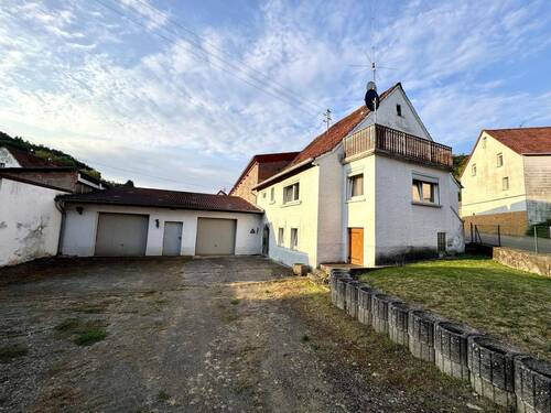 Hofansicht - Hefersweiler: Renovierungsbedürftiges Einfamilienhaus mit großer Garage und Hofgelände