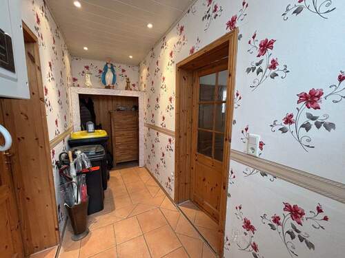 Flur - 5 Zimmer Mehrfamilienhaus, Wohnhaus zum Kaufen in Burgdorf