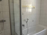 Bad mit Dusche und Wanne - 